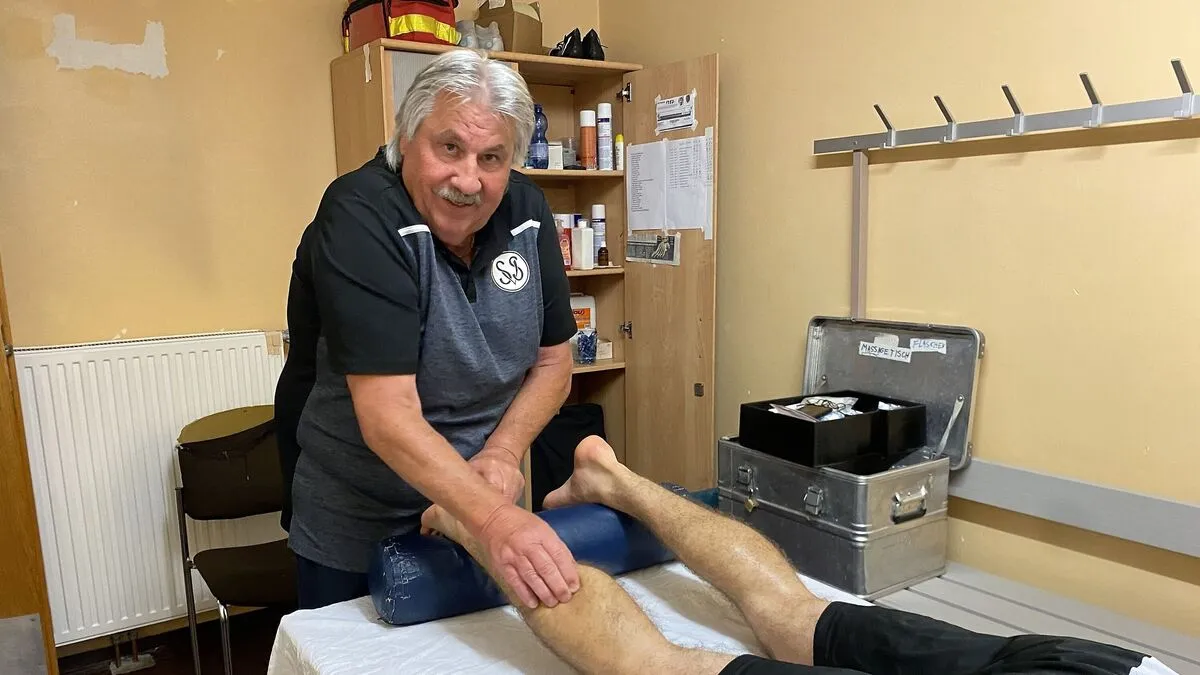 Heimo, "der Heiler", Bründler bei einer Massageeinheit am Trainingstag vor dem letzten Spiel