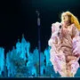 Königin? Weiblicher Messias? Päpstin? Wahrscheinlich alles und nichts: Florence Welch 
