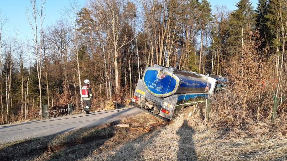 Mittels schweren Rüstfahrzeug und Traktor mit seilwinde wurde der Milchtransporter geborgen