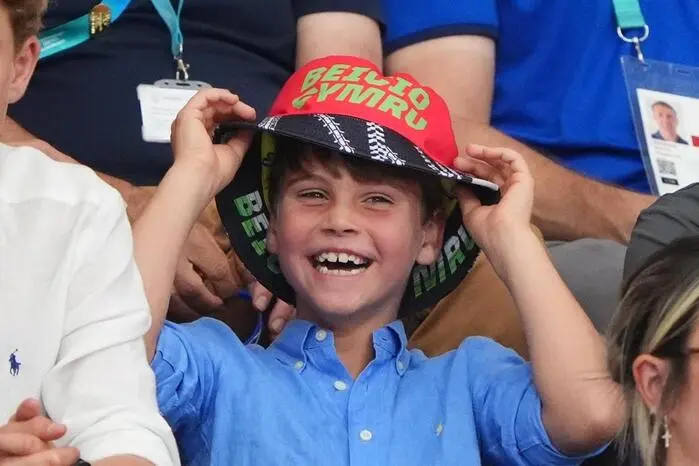 Louis in bester Laune: Der jüngste Wales-Spross zeigt sich gut gelaunt und verfolgt das Geschehen aufmerksam.