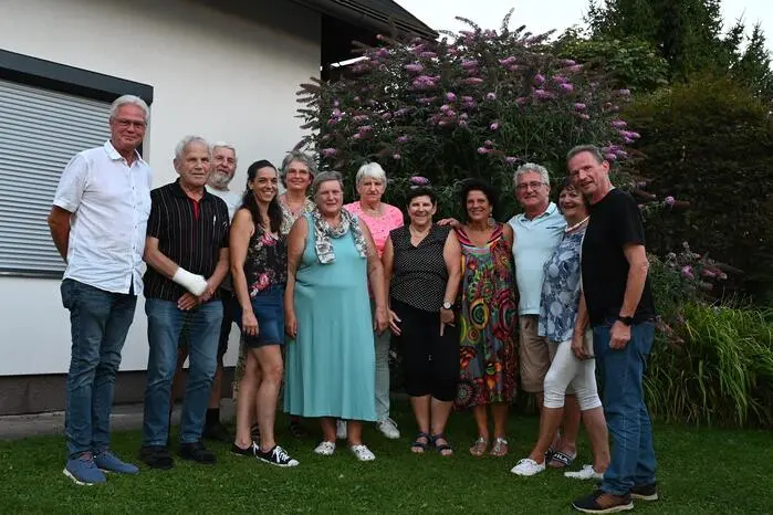 Pizzera bedankt sich in ihrer Ansprache bei allen, die bei den Vorbereitungen, wie dem Aufbau der Bühne, geholfen haben. Besondere hob sie Frau Krimhilde Roseano und Josi Sandrieser hervor, die maßgeblich die Arbeit beim Buffet übernommen haben. 