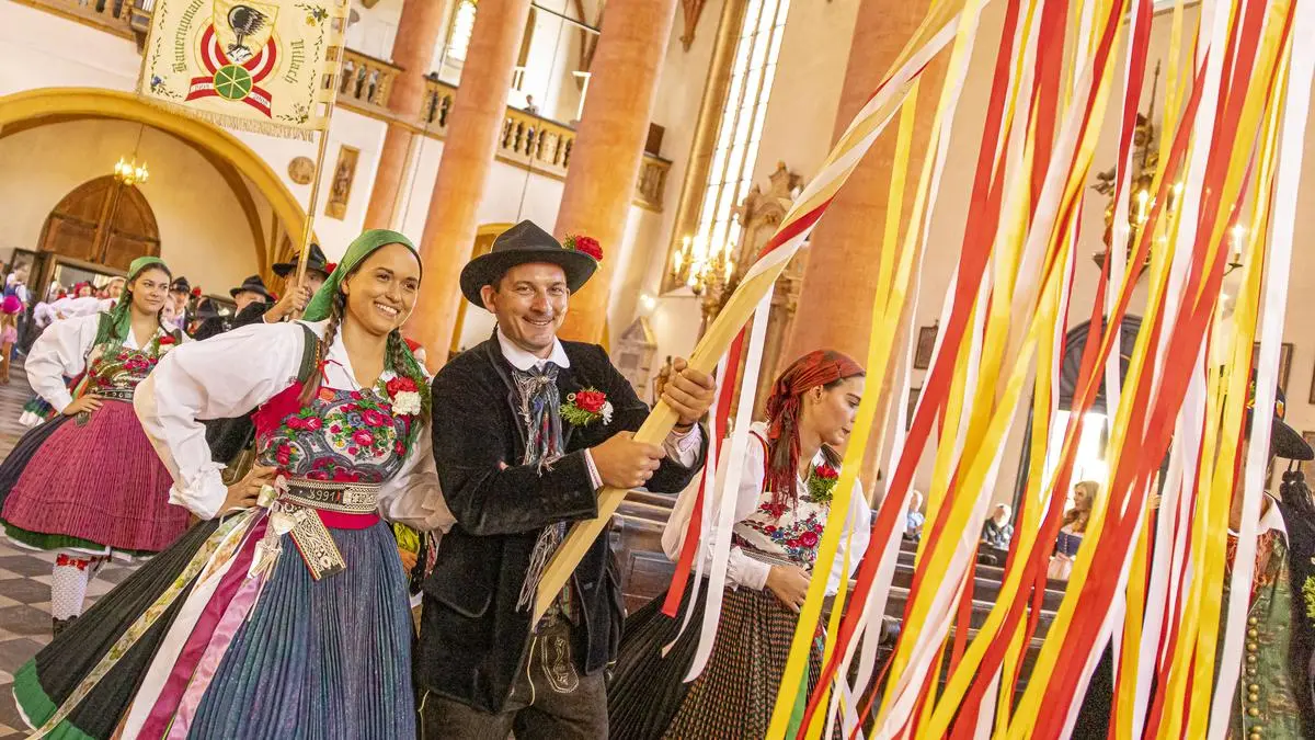 In der Stadtpfarrkirche St. Jakob in der Villacher Innenstadt leitet Stadtpfarrer Richard Pirker das feierliche Hochamt zum 77. Villacher Kirchtag ein