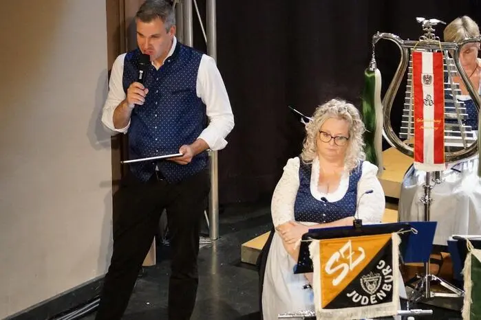 Moderiert wurde das Herbstkonzert von Kapellmeister-Stellvertreter Ralph Duschek, der auch am Schlagzeug mitwirkte.