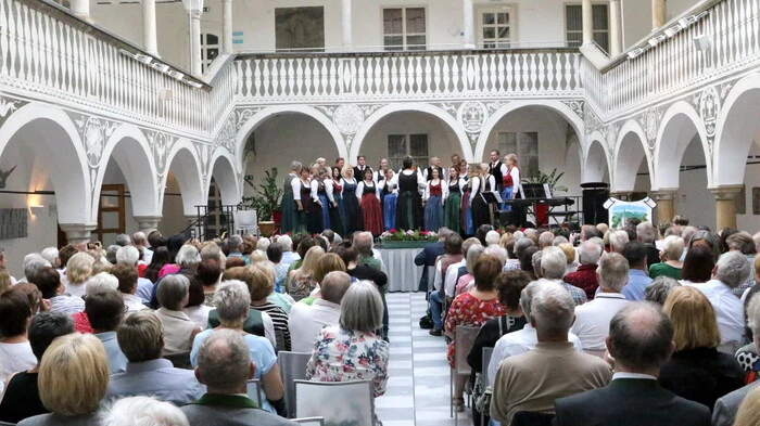 Auch wenn am Freitagabend tropische Temperaturen im Rathaushof der Herzogstadt herrschten: Zahlreiche Besucher hatten sich anlässlich des Jubiläums „37 Jahre Singgemeinschaft Sörg“ (Obfrau Monika Grabner, Chorleiterin Christine Scherwitzl) in die Bezirkshauptstadt aufgemacht. 