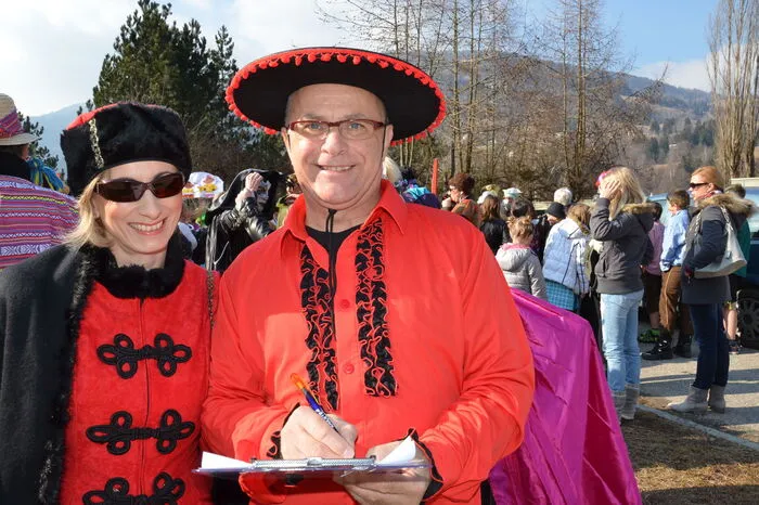 . . . und viele mehr. Auch "fleißge Geister", die für die Organisation und Maskenprämierung sorgten. Klicken Sie sich durch die Bilder - Viel Spaß! Den hatten auch die viele hundert Zuschauer in der Radentheiner Innenstadt.