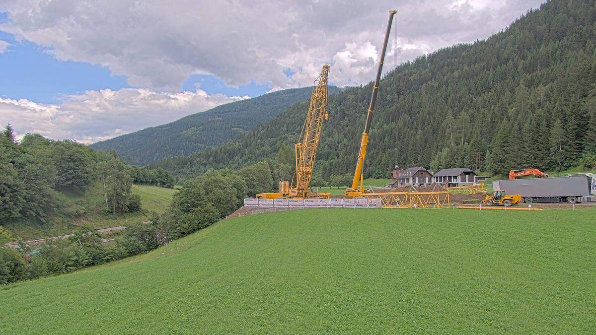 Zwei Kräne werden für die Bergung der Murtalbahn benötigt