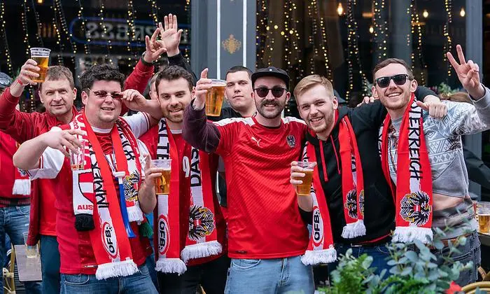 CARDIFF,WALES,24.MAR.22 - SOCCER - FIFA World Cup Qatar 2022, European qualifiers, playoff semifinal, OEFB international match, Wales vs Austria. Image shows fans of Austria.
Photo: GEPA pictures/ Johannes Friedl