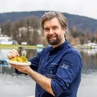 Thomas Gruber bringt im Restaurant Seespitz des Schlosshotels Velden auch tolle Linsen-Tacos auf die Teller.
