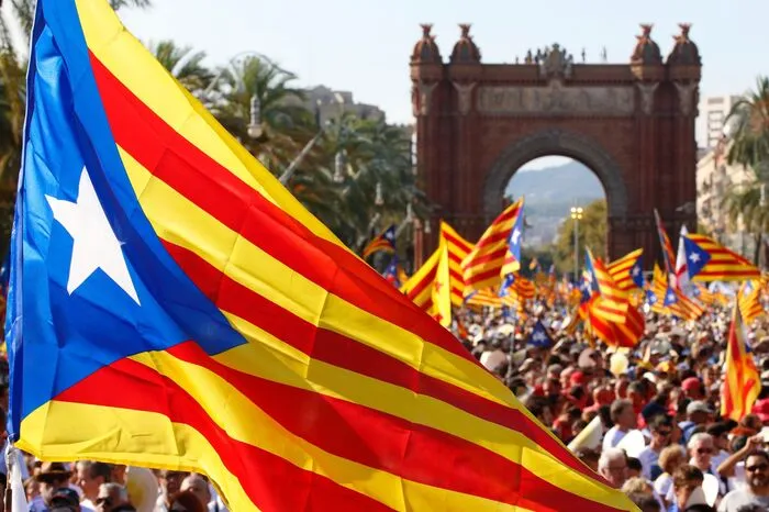 In der 7,5 Millionen Einwohner zählenden, wirtschaftsstarken Region im Nordosten Spaniens kämpfen Unabhängigkeitsbefürworter seit Jahren für eine Volksabstimmung über die Loslösung von Spanien. 