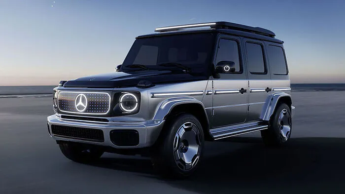 Wunder des Jahres. Während andere Geländewagen aus der Zeit fallen, knackte der Mercedes G aus Graz in seinem 42. Produktionsjahr eine absolute Rekordmarke. So hat Magna-Steyr als Fertigungspartner von Mercedes-Benz erstmals 40.000 Stück des tonnenschweren Offroad-Würfels gefertigt. Damit hat sich die Produktion des automobilen Urgesteins in den letzten fünf Jahren verdoppelt. Wobei sich der G der Zeitenwende nicht verschließt und 2024 auch vollelektrisch an die Steckdose geht.