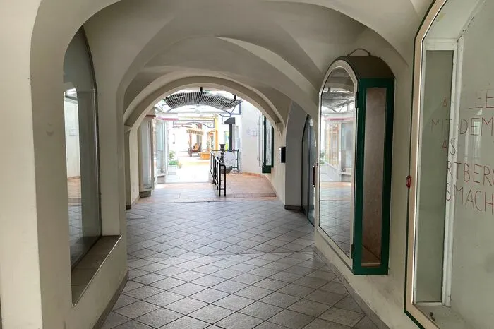 ... weniger sehenswert sind jedoch die vielen leerstehenden Geschäfte. Laut dem Beratungsunternehmen "Standort + Markt" beträgt die Leerstandsquote zwischen 20 und 30 Prozent.