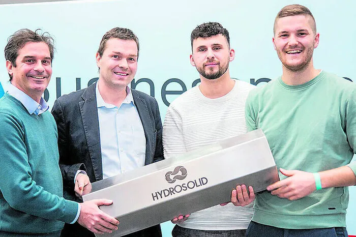 Hydrosolid-Gründer Lukas Renz hat mit „Hive One“ einen umweltverträglichen und hocheffizienten Wasserstoffspeicher entwickelt. Die Innovation benötige weder Lithium noch Kobalt und weniger Druck als aktuelle Wasserstoff-Hochdruckspeicher. 20.000 Ladezyklen und 30 Jahren Lebensdauer sind das Ziel.