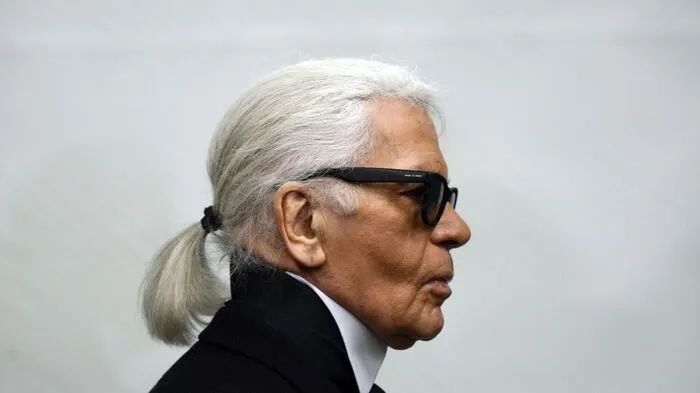 Schon im Jänner war die Modebranche in Aufruhr: Modezar Karl Lagerfeld hat bei zwei Chanel-Modenschauen gefehlt. Begründet wurde sein Fehlen: Der Meister sei erschöpft.