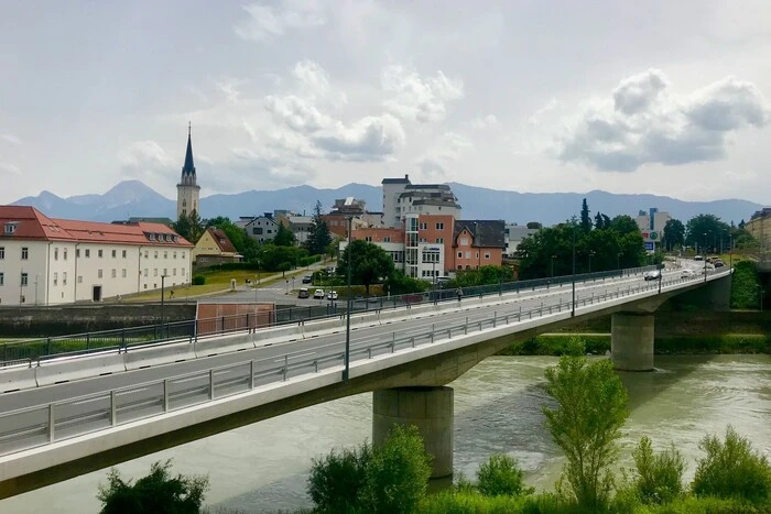 Die Alpen-Adria-Brücke ist kommendes Wochenende drei Tage lang gesperrt. Im Zuge der Arbeiten wird es zwei Umleitungsstrecken geben. Die Umleitung in Richtung Norden nach Lind erfolgt durch die Stadt über die Drauparkstraße, die Ringmauergasse, Draulände und Bahnhofstraße. In Richtung Süden wird über die Willroiderstraße und Bahnhofstraße umgeleitet.