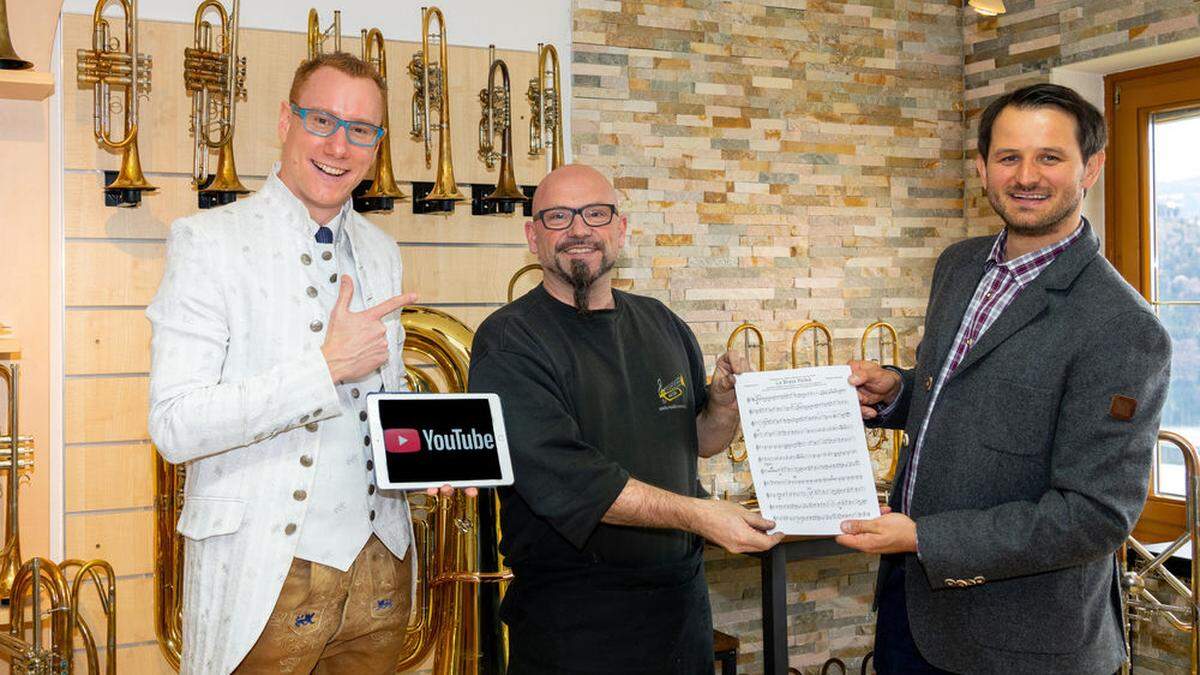 Walter Grechenig, Anton Possegger und Christian Kramser bei der Übergabe der Polka.