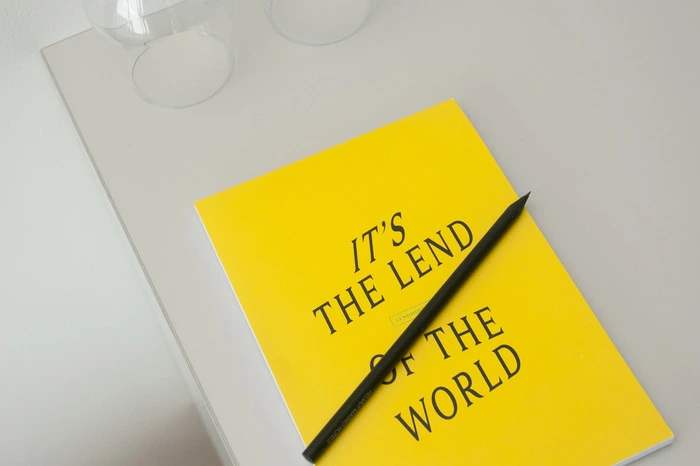 Und auf jeden Gast wartet ein Notizbuch. Der Titel "It's the Lend of the World"