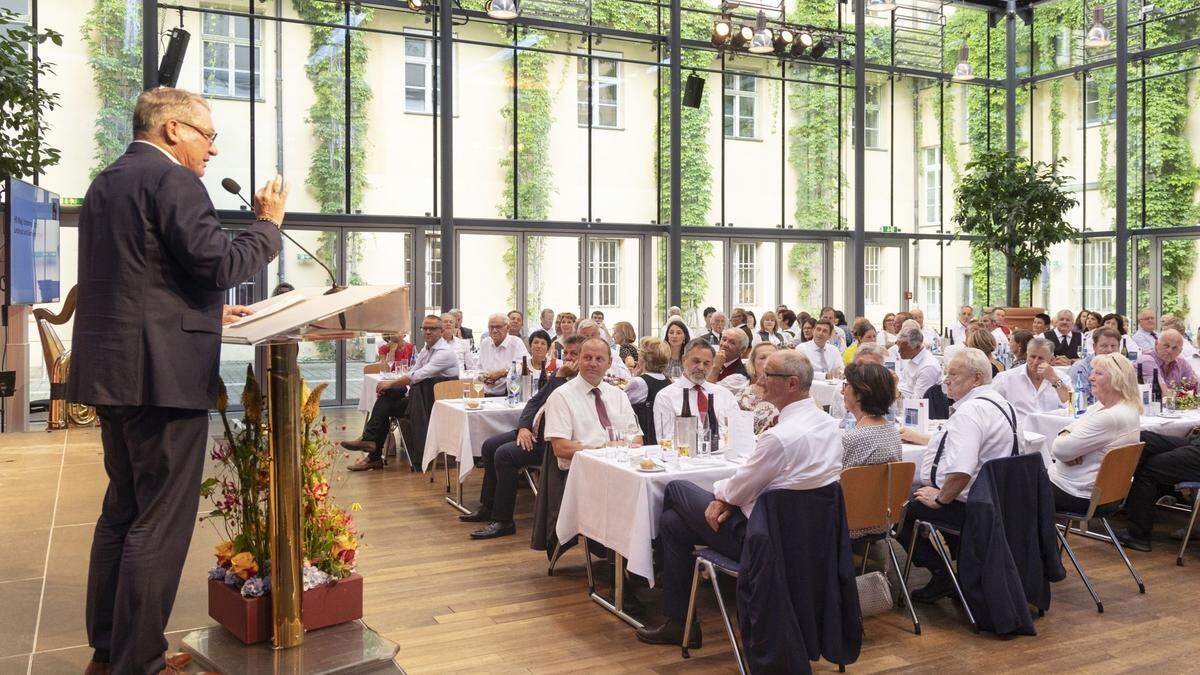 Gemeindelandesrat Johannes Trattler hält die Festrede