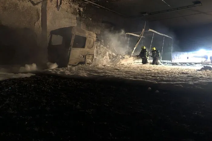 Auf einer Länge von etwa 600 Metern wurden Einrichtungen wie der Notruf und die Videoanlagen stark in Mitleidenschaft gezogen. Auch die Fahrbahn wurde beschädigt.