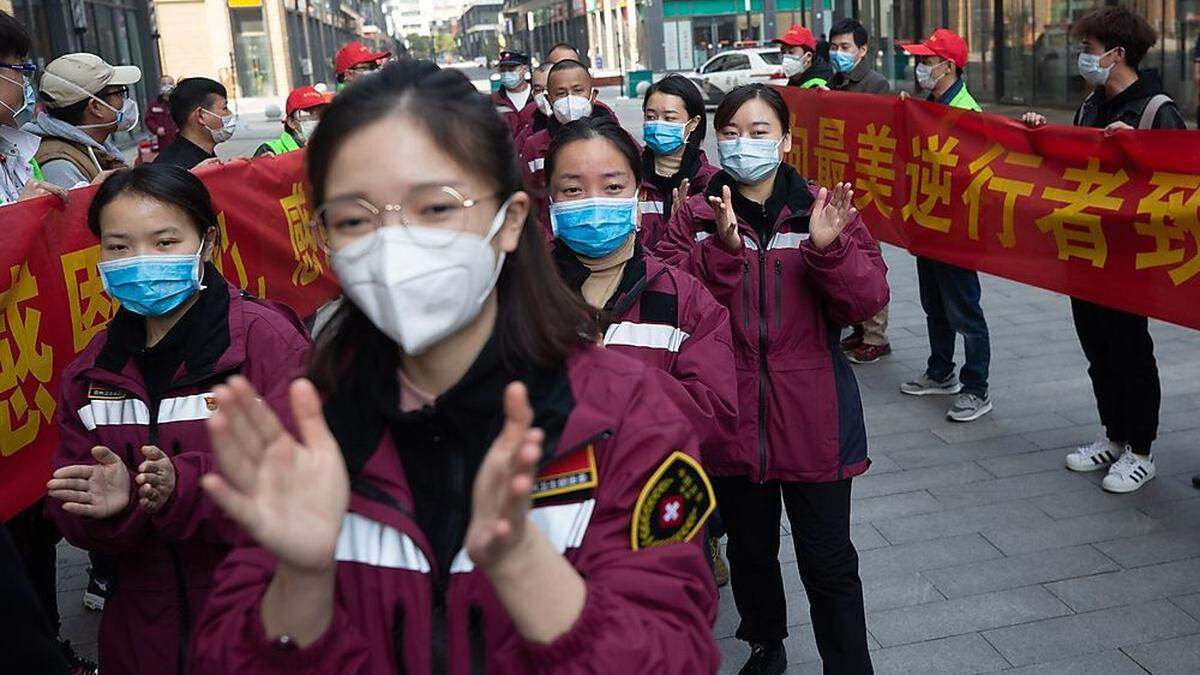 Wuhan: Helfer applaudieren dem medizinischen Personal
