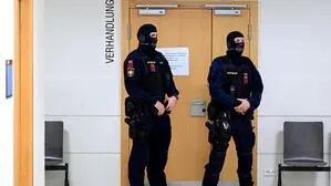 Dem 15-Jährigen, der bereits wegen des Vorwurfs, einen gegen den Wiener Westbahnhof gerichteten Anschlag geplant zu haben, vor Gericht stand, werden erneut terroristische Straftaten vorgeworfen