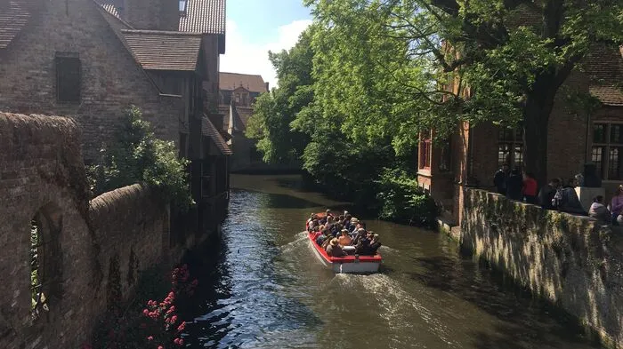 Brügge wird von unzähligen Kanälen durchzogen. Davon stammt auch sein Beiname "Venedig des Nordens".