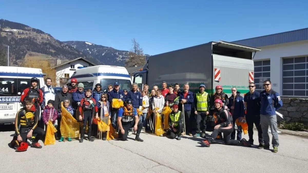 : Gemeinsam für eine saubere Umwelt: Die ÖWR Osttirol mit ihren zahlreichen Helfern