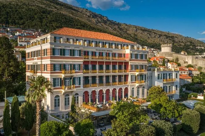Wer im altehrwürdigen Hilton Imperial Dubrovnik absteigt, dem liegen Altstadt und Adria zu Füßen. Das Fünf-Sterne-Haus holte sich den Titel in der Kategorie Bestes Businesshotel.