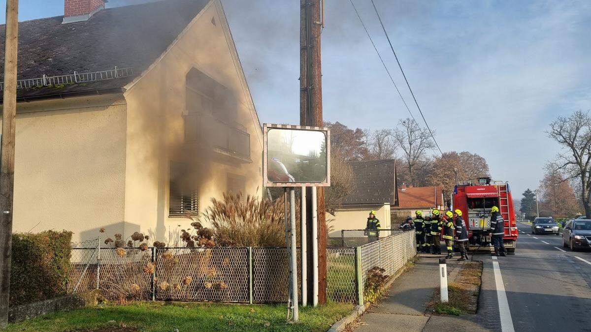 Zu einem Zimmerbrand musste die Feuerwehr am Donnerstag in Lichendorf in der Gemeinde Straß in Steiermark ausrücken