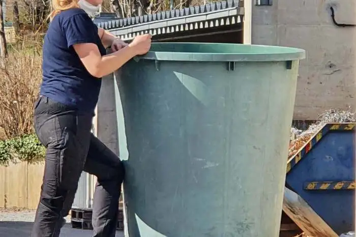 Jara Wiltschnig bei der Arbeit. 