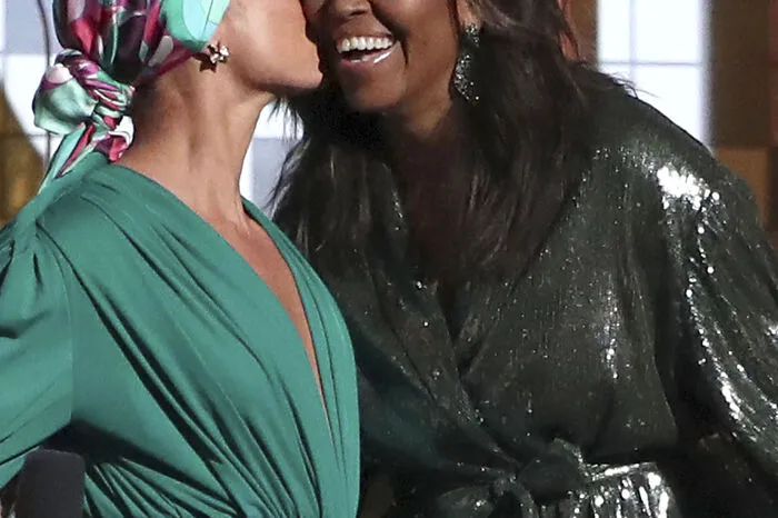 Die ehemalige First Lady der USA, Michelle Obama, ist als Überraschungsgast aufgetreten. Die Frau von Ex-Präsident Barack Obama erschien im graugrünen Glitzerkleid auf der Bühne zusammen mit den Sängerinnen Lady Gaga, Jada Pinkett Smith und Jennifer Lopez sowie mit Alicia Keys, die als Gastgeberin durch den Abend führte.