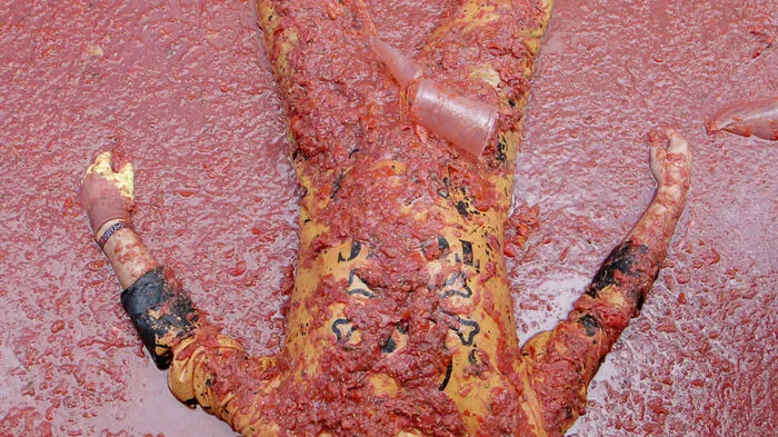 Kaum ein anderes Volk ist im Sommer so in Feierlaune wie die Spanier. Im spanischen Örtchen Bunol sieht es aus, als sei eine Ketchup-Flasche explodiert. Zehntausende Gemüsefreunde haben sich zuvor eine Stunde lang tonnenweise überreife Paradeiser um die Ohren geworfen.