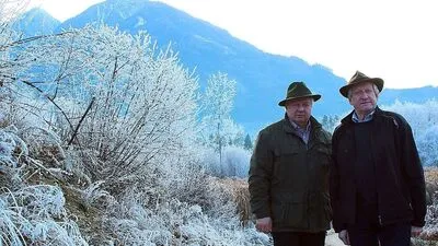 Beim Kleinobir (Hintergrund) sind 98 Bauern betroffen, auch Verwalter Josef Kometter (links) und Landwirt Johann Jagoutz