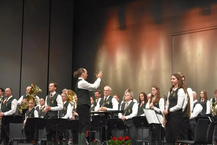 Den Start machte die ELIN-Stadtkapelle unter der Leitung von Peter Derler. Mit sanften Tönen erweckte das Stück „Vita Pro Musica“ die Bühne zum Leben