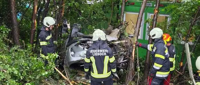 Bauarbeiter hörten den Unfall und eilten zu Hilfe