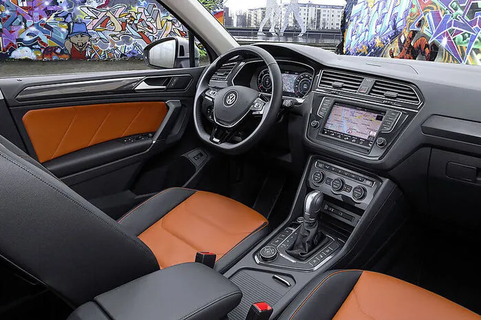 Dabei macht das Platzangebot im Innen- und Gepäckraum einen riesigen Sprung nach vorne: Der Kofferraum des neuen Tiguan nimmt bis zu 615 Liter auf (beladen bis zur Rückbank); werden die Rücksitzlehnen umgeklappt, entsteht eine Kapazität von 1655 Litern. So ergibt sich ein Plus von 145 Litern gegenüber dem Vorgänger.