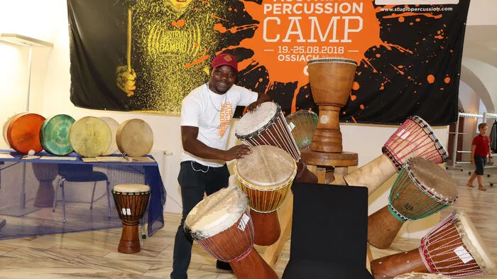 In Faces &amp; Places erzählen 14 MusikerInnen aus fünf Nationen die Lebensgeschichten von fünf Musikern aus Burkina Faso, Venezuela, Syrien, Kuba und Serbien, die aus unterschiedlichen Situationen und auf diversen Wegen im Musikland Österreich gelandet sind und hier mit Existenz und Kunst jonglieren. Am Foto: Louis Sanou.