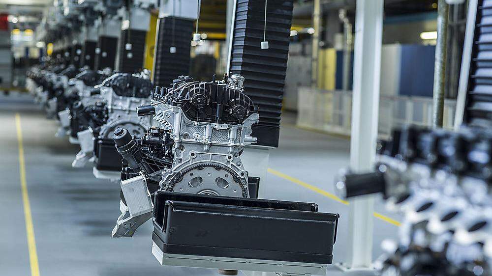 Motorenmontage im BMW-Motorenwerk in Steyr