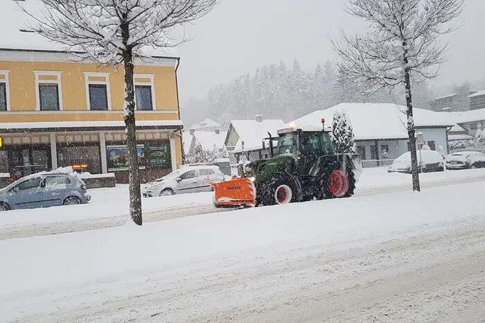 150 Mitarbeiter der Stadt Klagenfurt. Sie sind mit 22 eigenen Pflügen dabei, die Hauptverkehrsstraßen und die Buslinien von Schnee zu befreien.