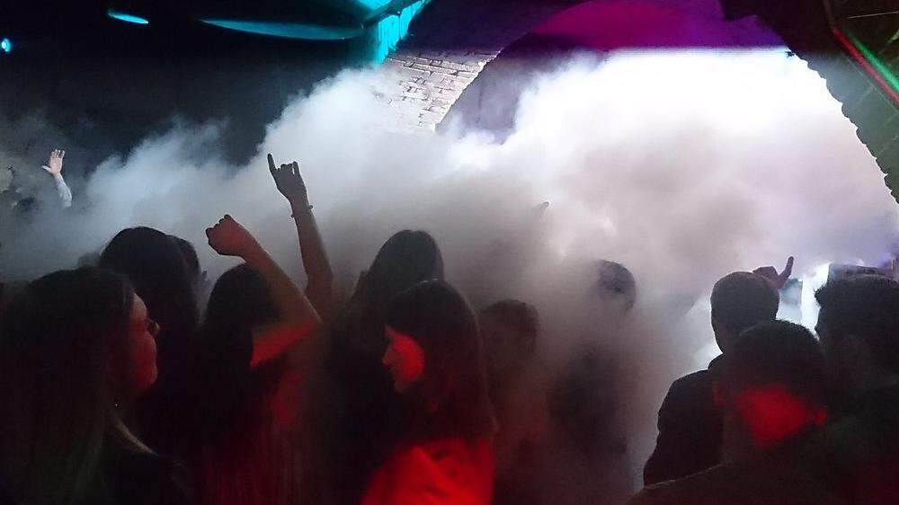 Tanzen im Nebel bei der SHM-Party im Kottulinsky.