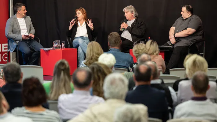 Auf dem Podium im Kulturhaussaal in Liezen: Christian Huemer von der Kleinen Zeitung, Bürgermeisterin Andrea Heinrich, Unternehmer Helmut Fröschl und Citymanager Heinz Treschnitzer