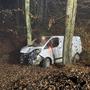 Aus bisher unbekannten Gründen kam der Kleintransporter von der Fahrbahn ab und stürzte über den Abhang in das Waldstück