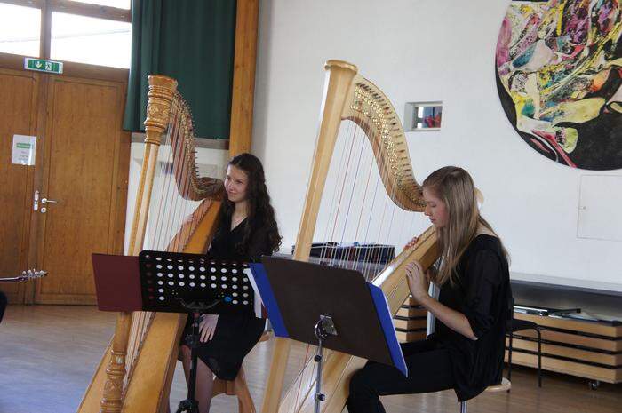 Harfenduett: Maria Gomig und Katharina Senfter