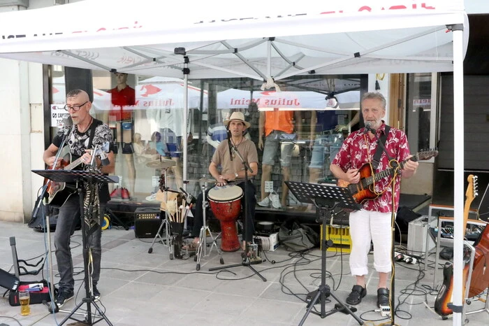 Dieses Mal auf der Bühne am Herzog-Bernhard-Platz: Das „Eipeltower Trio“ mit den Protagonisten Norbert Eipeltauer (rechts), Barney Patterson (links) und Hans Walluschnig . 