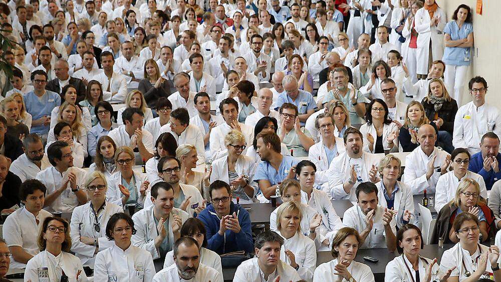 Die Ärzte des Klinikums Klagenfurt demonstrierten am Freitag Geschlossenheit 