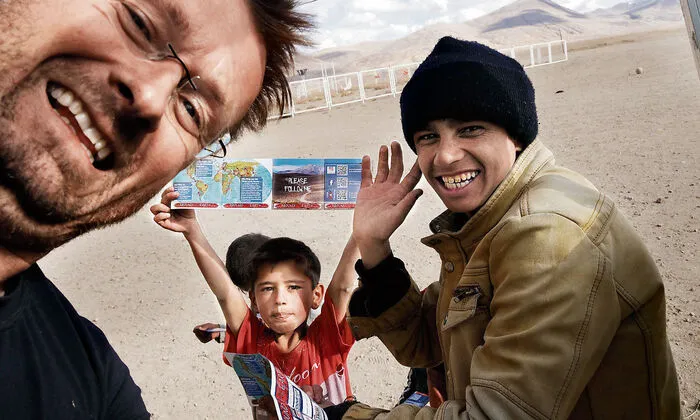 Wo immer die beiden auch auftauchen: Die Einheimischen sind vom österreichischen Reisemobil begeistert. 