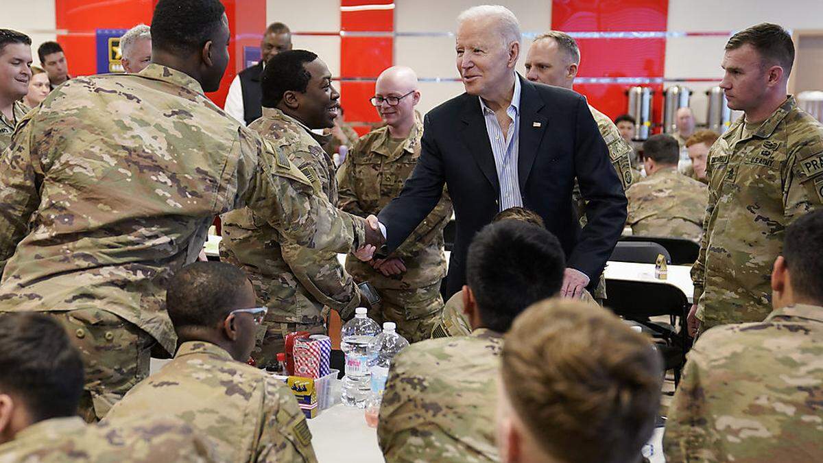 Der Präsident und seine Leute: Joe Biden bei den US-Natotruppen an der polnischen Grenze