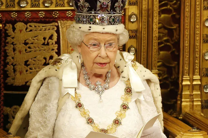 Rund zehn Stunden hat Queen Elizabeth für die Verlesung ihrer inzwischen "Reden der Königin" zur jährlichen Eröffnung der Sitzungsperiode des Parlaments gebraucht.