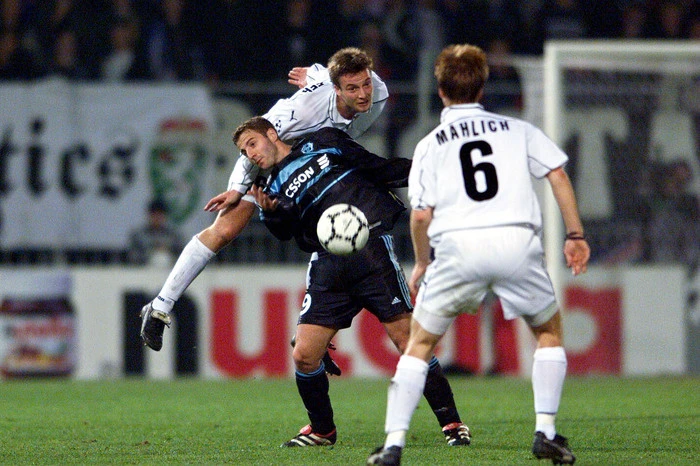 Neues Jahr, neues Glück für Sturm: 1999/2000 konnten die Grazer immerhin schon zwei Spiele gewinnen. Gegen Croatia Zagreb und Marseille reichte es zu Hause zu Siegen, Manchester United war eine Nummer zu groß. Denkwürdig ist der 3:2-Sieg gegen das Starensemble von Olympique: Tomislav Kocijan traf zwei Mal, Roman Mählich erzielte eines seiner seltenen Tore für die Grazer. Das Finale war eine rein spanische Angelegenheit: Real Madrid setzte sich in Paris gegen Valencia hochverdient und deutlich 3:0 durch.