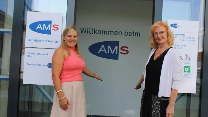 Begrüßen am neuen Standort in der Birkfelder Straße: AMS-Geschäftsstellenleiterin Gabriele Maitz und Stellvertreterin Gudrun Gasser