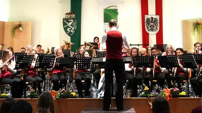 Zwölf Musikstücke sorgten für ein Frühlingserwachen nach dem Winter durch die Blasmusik.